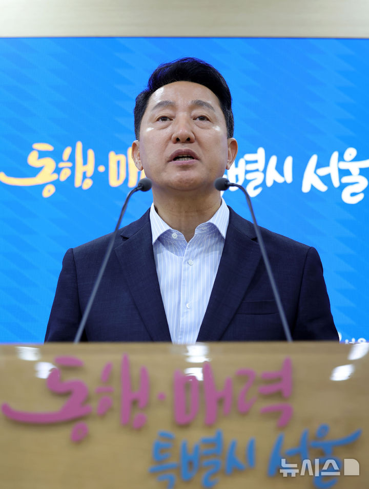 [서울=뉴시스] 홍효식 기자 = 오세훈 서울시장이 14일 오후 서울시청 브리핑룸에서 부동산 정책 관련 국무회의 대정부 건의사항 브리핑을 하고 있다.오 시장은 이날 정부에 제출한 서울 부동산 시장 정상화를 위한 3개 분야 8대 정책과제를 발표했다. 2026.07.14. yesphoto@newsis.com