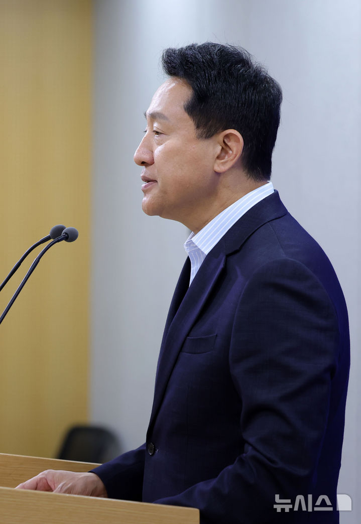 [서울=뉴시스] 홍효식 기자 = 오세훈 서울시장이 14일 오후 서울시청 브리핑룸에서 부동산 정책 관련 국무회의 대정부 건의사항 브리핑을 하고 있다.오 시장은 이날 정부에 제출한 서울 부동산 시장 정상화를 위한 3개 분야 8대 정책과제를 발표했다. 2026.07.14. yesphoto@newsis.com