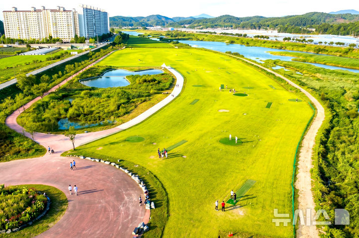 [나주=뉴시스] 나주시가 조성해 운영하는 지석천 인근 '나주 남평읍 파크골프장' 전경. (사진=나주시 제공) photo@newsis.com