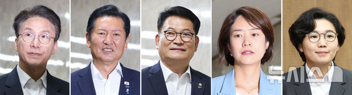 [서울=뉴시스] 최진석·김근수 기자 = 더불어민주당 당권주자인 김민석(왼쪽부터) 전 총리와 정청래 전 대표, 송영길, 고민정 의원, 김보미 전 강진군 의원이 14일 여의도 국회에서 일정을 하고 있다. 2026.07.14. photo@newsis.com
