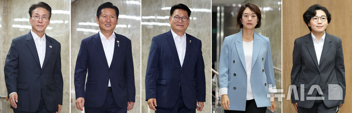 [서울=뉴시스] 최진석·김근수 기자 = 더불어민주당 당권주자인 김민석(왼쪽부터) 전 총리와 정청래 전 대표, 송영길, 고민정 의원, 김보미 전 강진군 의원이 14일 여의도 국회에서 일정을 하고 있다. 2026.07.14. photo@newsis.com