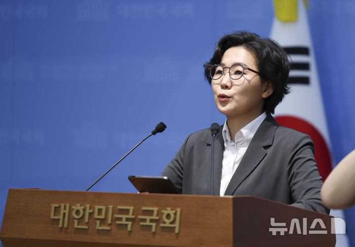 [서울=뉴시스] 김근수 기자 = 더불어민주당 당대표 출마에 나선 김보미 전 강진군 의원이 지난 7월14일 오후 서울 여의도 국회 소통관에서 전당대회 준비 관련 입장 발표 기자회견을 하고 있다. 2026.07.14. ks@newsis.com