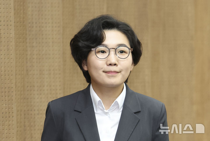 [서울=뉴시스] 김근수 기자 = 더불어민주당 당대표 출마에 나선 김보미 전 강진군 의원이 14일 오후 서울 여의도 국회 소통관에서 전당대회 준비 관련 입장 발표 기자회견을 마치고 이동하고 있다. 2026.07.14. ks@newsis.com