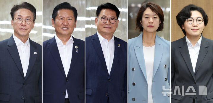 [서울=뉴시스] 최진석·김근수 기자 = 더불어민주당 당권주자인 김민석(왼쪽부터) 전 총리와 정청래 전 대표, 송영길, 고민정 의원, 김보미 전 강진군 의원이 지난 14일 여의도 국회에서 일정을 하고 있다. 2026.07.14. photo@newsis.com