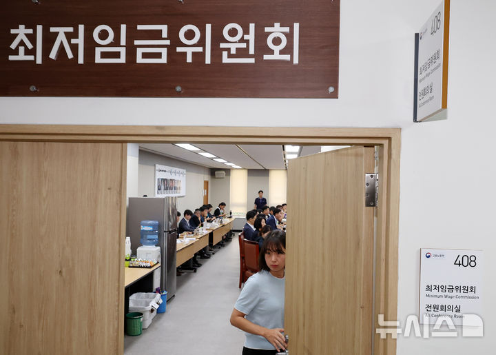 [세종=뉴시스] 배훈식 기자 = 2027년 최저임금을 결정하는 최저임금위원회 제14차 전원회의가 열린 14일 오후 세종시 정부세종청사에서 노사 위원들이 비공개 회의에 들어가며 문이 닫히고 있다. 2026.07.14. dahora83@newsis.com