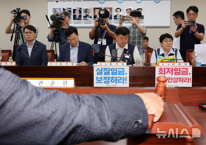 [세종=뉴시스] 배훈식 기자 = 2027년 최저임금을 결정하는 최저임금위원회 제14차 전원회의가 열린 14일 오후 세종시 정부세종청사에서 노사 위원들이 나란히 앉아 있다. 왼쪽부터 양옥석, 류기정 사용자 위원, 류기섭, 이미선 근로자 위원. 2026.07.14. dahora83@newsis.com