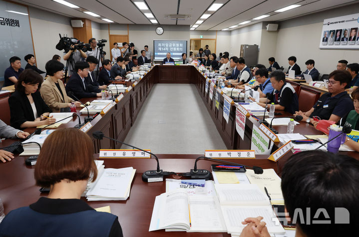 [세종=뉴시스] 배훈식 기자 = 권순원 최저임금위원회 위원장이 14일 오후 세종시 정부세종청사에서 최저임금위 제14차 전원회의를 하고 있다. 2026.07.14. dahora83@newsis.com