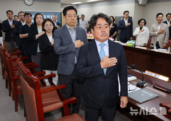[세종=뉴시스] 배훈식 기자 = 권순원 최저임금위원회 위원장을 비롯한 위원들이 14일 오후 세종시 정부세종청사에서 열린 최저임금위 제14차 전원회의에서 국민의례를 하고 있다. 2026.07.14. dahora83@newsis.com
