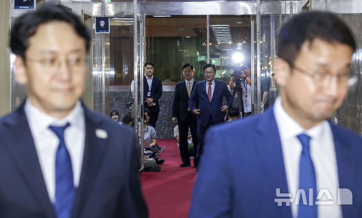 [서울=뉴시스] 정병혁 기자 = 한병도(오른쪽) 더불어민주당 대표 직무대행 겸 원내대표와 천준호(왼쪽) 원내운영수석부대표, 정점식(오른쪽 두번째) 국민의힘 원내대표와 김승수(왼쪽 두번째) 원내운영수석부대표가 14일 서울 여의도 국회에서 여야 원내대표 회동을 하기 위해 의장실로 들어가고 있다. 2026.07.14. jhope@newsis.com
