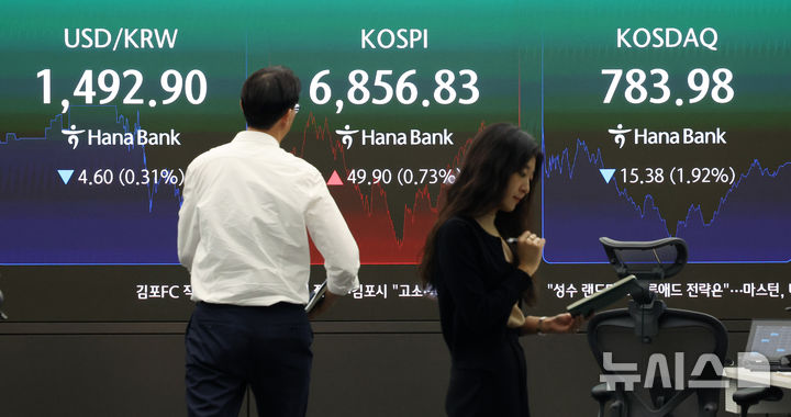 [서울=뉴시스] 김진아 기자 = 14일 서울 중구 하나은행 딜링룸에서 딜러들이 업무를 보고 있다. 코스피는 전 거래일 대비 49.90포인트(0.73%) 상승한 6856.83에, 코스닥 지수는 전 거래일 대비 15.38포인트(1.92%) 하락한 783.98로 마감했다. 2026.07.14. bluesoda@newsis.com
