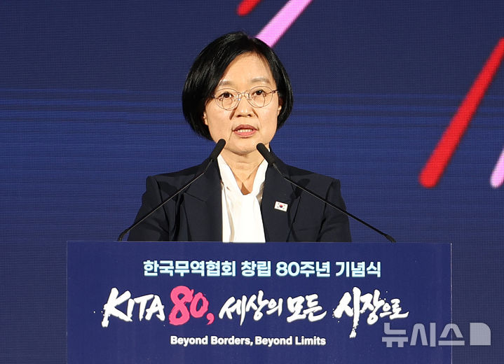 [서울=뉴시스] 김명년 기자 = 한성숙 국무총리가 14일 오후 서울 강남구 코엑스에서 열린 '한국무역협회 창립 80주년 기념식'에서 기념사하고 있다. 2026.07.14. kmn@newsis.com