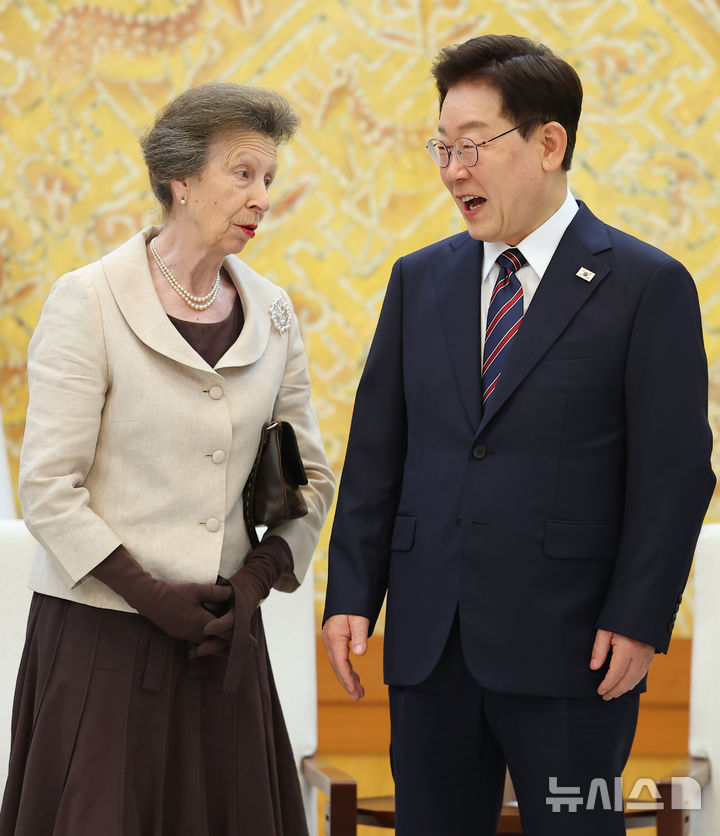 [서울=뉴시스] 조성봉 기자 = 이재명 대통령이 14일 청와대에서 앤 엘리자베스 앨리스 루이즈 영국 공주를 접견하고 있다. (청와대통신사진기자단) 2026.07.14. suncho21@newsis.com