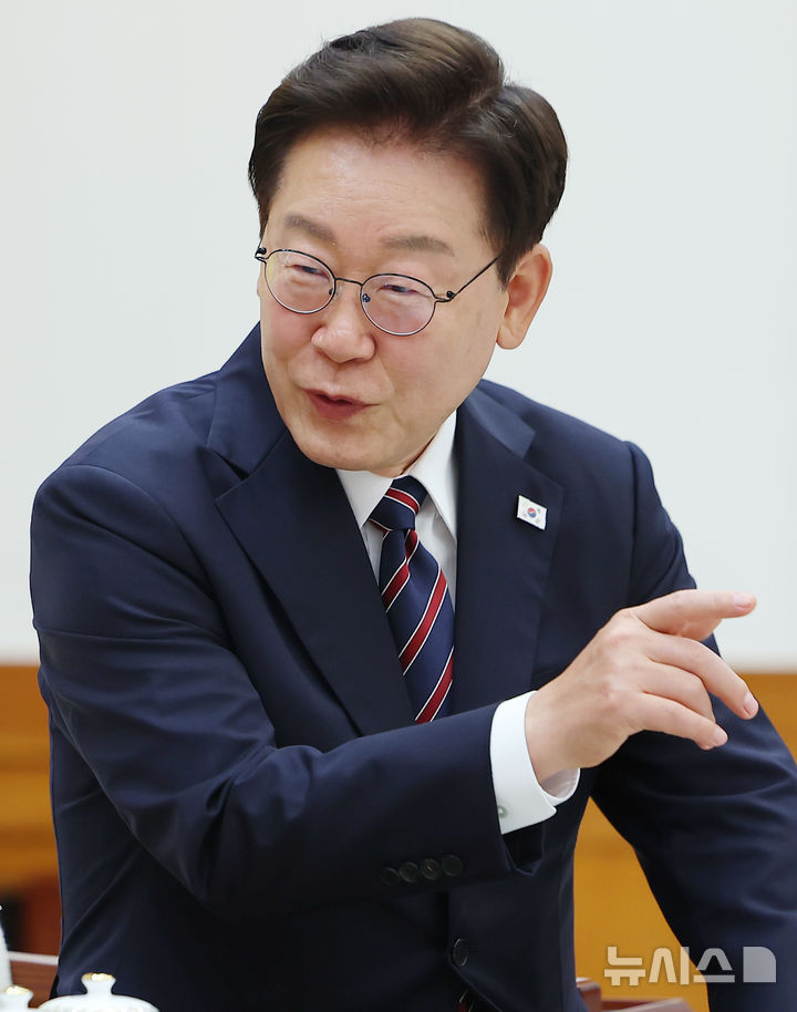 [서울=뉴시스] 조성봉 기자 = 이재명 대통령이 14일 청와대에서 앤 엘리자베스 앨리스 루이즈 영국 공주를 접견하며 발언을 하고 있다. (청와대통신사진기자단) 2026.07.14. suncho21@newsis.com