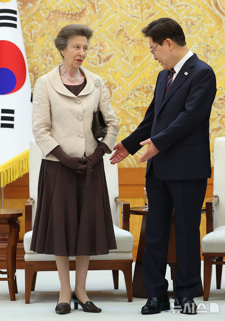 [서울=뉴시스] 조성봉 기자 = 이재명 대통령이 14일 청와대에서 앤 엘리자베스 앨리스 루이즈 영국 공주를 접견하며 자리를 권하고 있다. (청와대통신사진기자단) 2026.07.14. suncho21@newsis.com