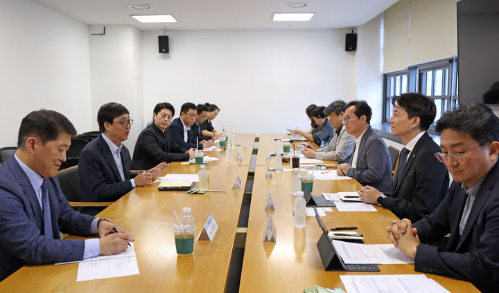 [서울=뉴시스] 최휘영(왼쪽 두 번째) 문화체육관광부 장관이 14일 서울 종로구 국립현대미술관 서울관에서 열린 케이-푸드 해외 확산 자문회의에서 발언하고 있다. (사진=문화체육관광부 제공) 2026.07.14. photo@newsis.com *재판매 및 DB 금지