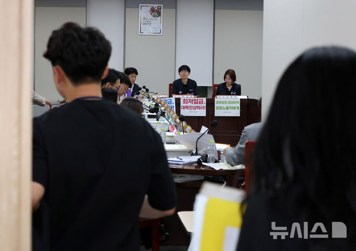 [세종=뉴시스] 배훈식 기자 = 최저임금위원회 위원들이 14일 오후 세종시 정부세종청사에서 열린 최저임금위 제14차 전원회의를 속개를 위해 회의실에 앉아 있다. 2026.07.14. dahora83@newsis.com