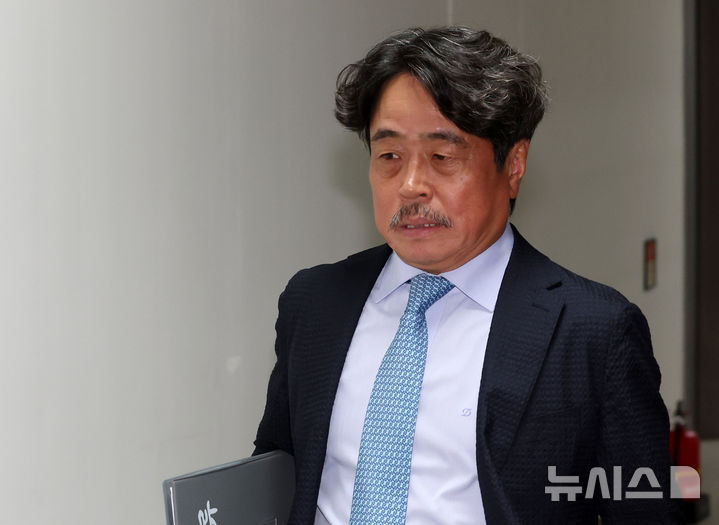 [세종=뉴시스] 배훈식 기자 = 권순원 최저임금위원회 위원장이 14일 오후 세종시 정부세종청사에서 열린 최저임금위 제14차 전원회의를 속개 하기위해 회의실로 향하고 있다. 2026.07.14. dahora83@newsis.com