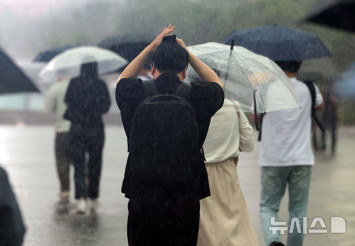 [서울=뉴시스] 홍효식 기자 = 비가 내리는 지난 14일 오후 서울 종로구 광화문 광장 일대에서 한 시민이 손으로 머리를 가린 채 발걸음을 재촉하고 있다. 2026.07.14. yesphoto@newsis.com