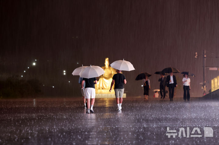 [서울=뉴시스] 홍효식 기자 = 비가 내리는 14일 오후 서울 종로구 광화문광장에서 시민들과 관광객들이 우산을 쓰고 발걸음을 재촉하고 있다. 2026.07.14. yesphoto@newsis.com