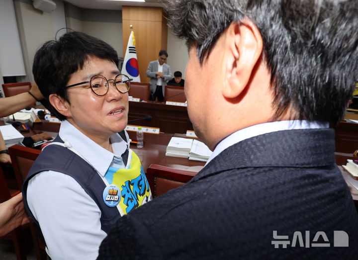 [세종=뉴시스] 배훈식 기자 = 이미선 최저임금위원회 근로자 위원이 14일 오후 세종시 정부세종청사에서 열린 최저임금위 제14차 전원회의를 마친 뒤 권순원 위원장의 악수를 거부하고 있다. 최저임금위는 이날 2027년도 최저임금을 표결에 부쳐 1만700원으로 확정했다. 2026.07.14. dahora83@newsis.com