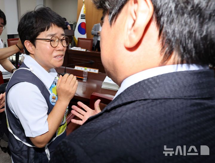 [세종=뉴시스] 배훈식 기자 = 이미선 최저임금위원회 근로자 위원이 14일 오후 세종시 정부세종청사에서 열린 최저임금위 제14차 전원회의를 마친 뒤 권순원 위원장의 악수를 거부하고 있다. 최저임금위는 이날 2027년도 최저임금을 표결에 부쳐 1만700원으로 확정했다. 2026.07.14. dahora83@newsis.com