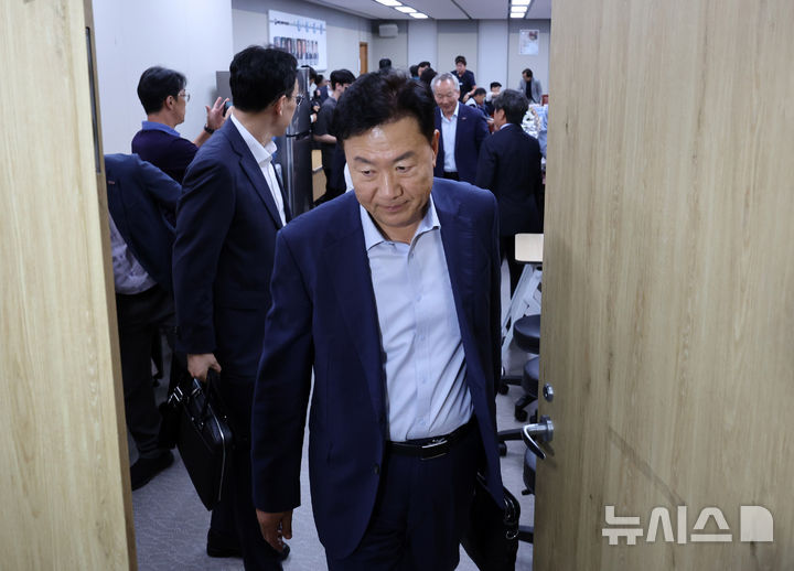 [세종=뉴시스] 배훈식 기자 = 류기정 최저임금위원회 사용자 위원이 14일 오후 세종시 정부세종청사에서 열린 최저임금위 제14차 전원회의를 마친 뒤 회의장을 나서고 있다. 최저임금위는 이날 2027년도 최저임금을 표결에 부쳐 1만700원으로 확정했다. 2026.07.14. dahora83@newsis.com