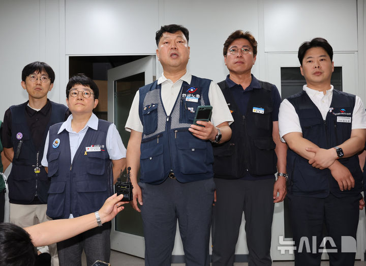 [세종=뉴시스] 배훈식 기자 = 최저임금위원회 근로자 위원들이 14일 오후 세종시 정부세종청사에서 열린 최저임금위 제14차 전원회의를 마친 뒤 취재진에게 입장을 밝히고 있다. 최저임금위는 이날 2027년도 최저임금을 표결에 부쳐 1만700원으로 확정했다. 2026.07.14. dahora83@newsis.com