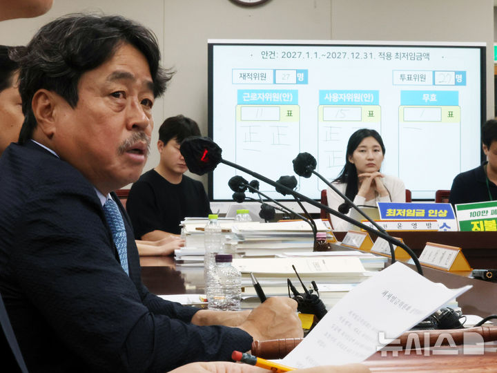[세종=뉴시스] 배훈식 기자 = 권순원 최저임금위원회 위원장이 지난 14일 오후 세종시 정부세종청사에서 열린 최저임금위 제14차 전원회의를 마친 뒤 취재진의 질문에 답하고 있다. 최저임금위는 이날 2027년도 최저임금을 표결에 부쳐 1만700원으로 확정했다. 2026.07.14. dahora83@newsis.com