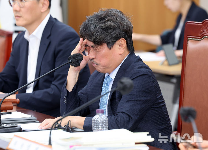 [세종=뉴시스] 배훈식 기자 = 권순원 최저임금위원회 위원장이 지난 14일 오후 세종시 정부세종청사에서 열린 최저임금위 제14차 전원회의를 마친 뒤 괴로운 표정을 하고 있다. 최저임금위는 이날 2027년도 최저임금을 표결에 부쳐 1만700원으로 확정했다. 2026.07.14. dahora83@newsis.com