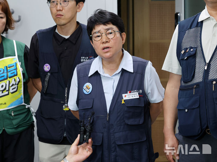 [세종=뉴시스] 배훈식 기자 = 이미선 최저임금위원회 근로자 위원이 지난 14일 오후 세종시 정부세종청사에서 최저임금위 제14차 전원회의를 마친 뒤 취재진에게 입장을 밝히고 있다. 최저임금위는 이날 2027년도 최저임금을 표결에 부쳐 1만700원으로 확정했다. 2026.07.14. dahora83@newsis.com