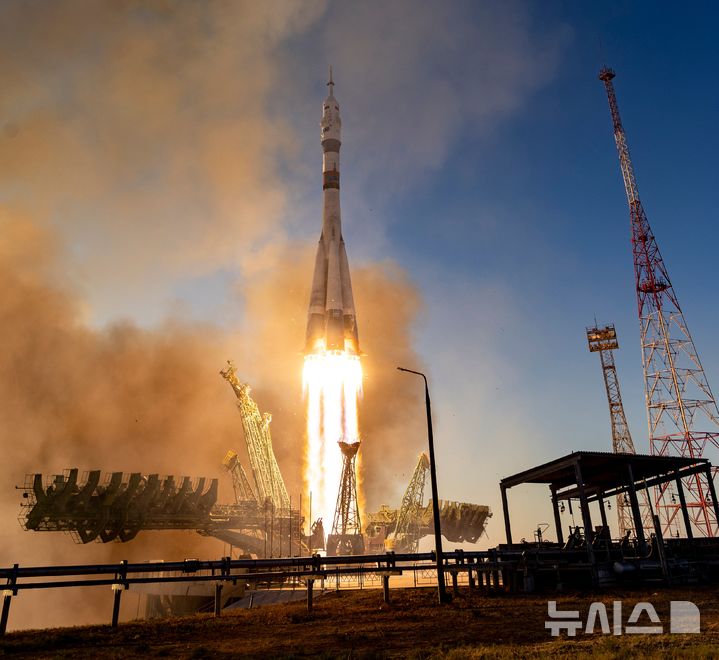 [바이코누르=AP/뉴시스] 14일(현지 시간) 카자흐스탄 바이코누르 우주기지에서 미 항공우주국(NASA) 소속 우주비행사 아닐 메넌과 러시아연방우주공사(로스코스모스) 표트르 두브로프, 안나 키키나를 태운 소유즈 로켓 MS-29호가 국제우주정거장(ISS)을 향해 발사되고 있다. 3시간 만에 ISS에 도착한 우주비행사들은 8개월 동안 임무를 수행한다. 2026.07.15.