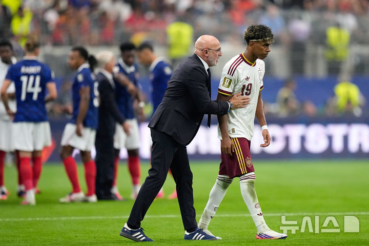 [댈러스=AP/뉴시스]스페인 축구대표팀 데 라 푸엔테 감독.2026.07.14.