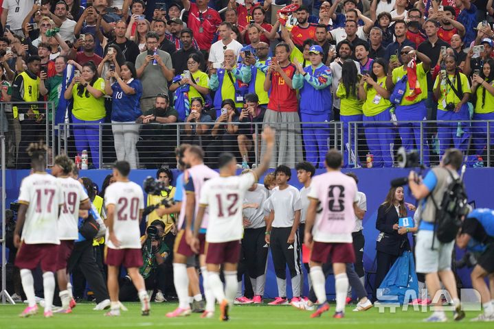 [알링턴=AP/뉴시스] 스페인 선수들이 14일(현지 시간) 미 텍사스주 알링턴의 댈러스 스타디움에서 열린 2026 북중미 월드컵 준결승전에서 프랑스를 꺾은 후 팬들에게 화답하고 있다. 스페인이 2-0으로 승리하고 16년 만에 결승에 진출했다. 2026.07.15.
