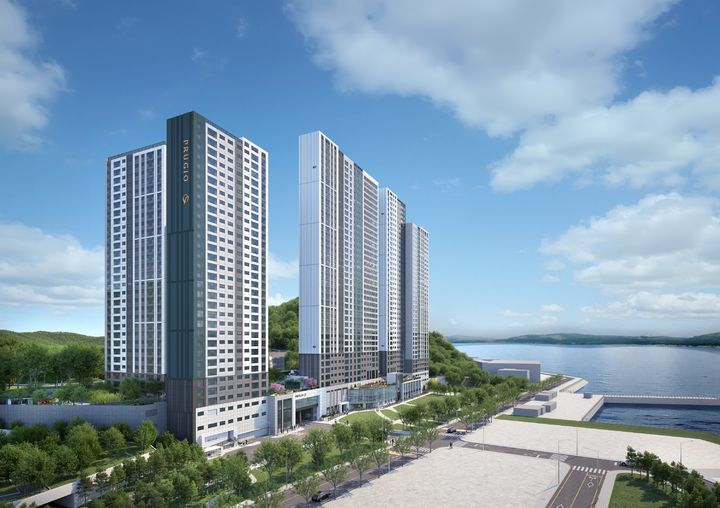 [거제=뉴시스] 신정철 기자= 경상남도 거제시 장평동 1번지 일원에 전용 84~107㎡ 규모의 총 423세대 중대형 아파트 '거제 푸르지오 마린피스'가 오는 16일 견본주택을 오픈하고 본격적인 분양 일정에 돌입한다. 사진은 지하 3층~지상 최고 36층, 4개 동, 총 423세대 규모로 조성되는 '거제 푸르지오 마린피스' 투시도.(사진=대우건설 제공).2026.07.15. photo@newsis.com *재판매 및 DB 금지