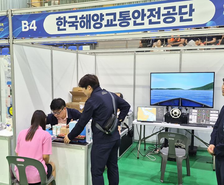 [서울=뉴시스] 한국해양교통안전공단은 지난 14일 전남 완도에서 열린 '2026 해양수산 미래교육 페스타' 청소년 진로박람회에 참가했다고 15일 밝혔다. (사진=KOMSA 제공) 2026.07.15. photo@newsis.com *재판매 및 DB 금지