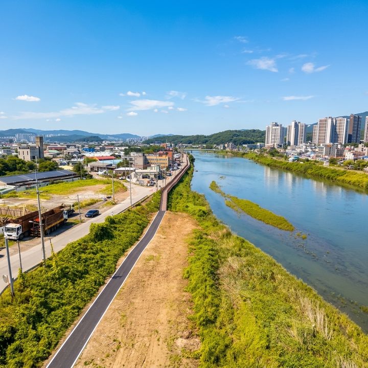 [용인=뉴시스] 처인구 모현읍 한국외국어대학교 사거리부터 리버빌까지 조성된 경안천 산책로(사진=용인시 제공) 2026. 07. 15. photo@newsis.com *재판매 및 DB 금지
