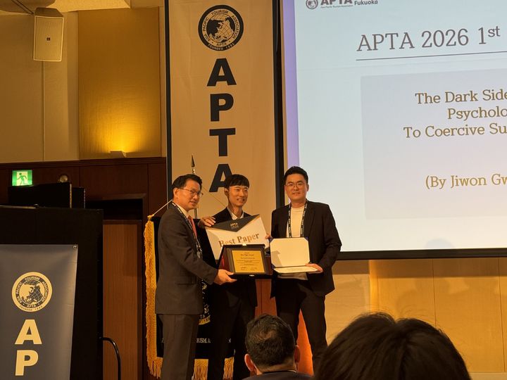 [서울=뉴시스] 일본 후쿠오카에서 열린 '2026 아시아태평양관광학회(APTA) 국제학술대회' 시상식에 참석한 한양대 신학승(가운데) 교수와 곽지원(오른쪽) 박사과정 연구원이 최우수논문상 수상 기념 촬영을 하고 있다. (사진=한양대 제공) 2026.07.15. photo@newsis.com *재판매 및 DB 금지
