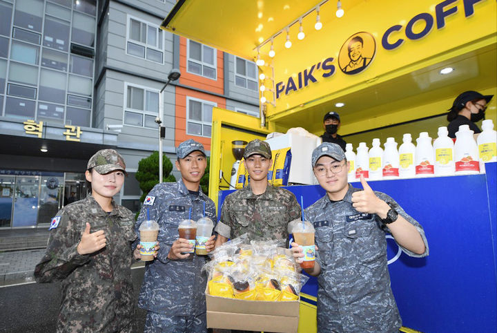 [서울=뉴시스] 빽다방, 인천 해군기지 장병 1400명에 커피트럭 지원 (사진=더본코리아 제공) *재판매 및 DB 금지