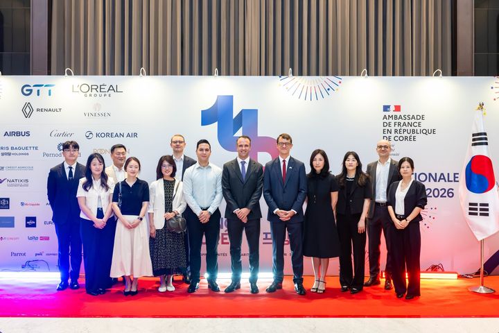 [서울=뉴시스] 니콜라 파리 르노코리아 사장이 15일 서울 서초 세빛섬에서 열린 바스티유 데이(프랑스 혁명 기념일) 2026에 참가해 기념사진을 촬영하고 있다. (사진=르노코리아 제공) 2026.7.15. photo@newsis.com *재판매 및 DB 금지