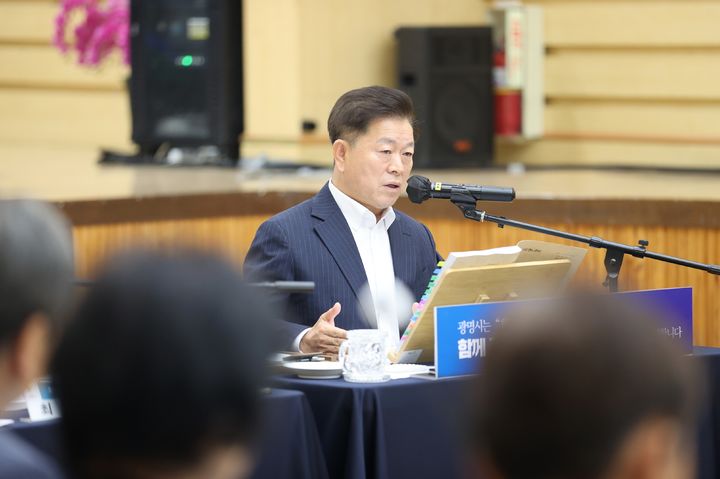 [광명=뉴시스] 박승원 경기 광명시장이 6월26일 시청 대회의실에서 확대간부회의를 주재하고 있다. (사진=광명시 제공) 2026.07.15. photo@newsis.com *재판매 및 DB 금지