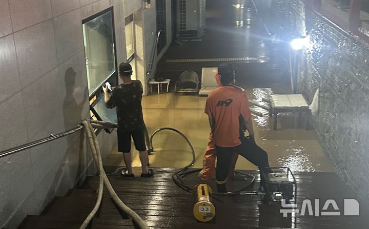 [파주=뉴시스]경기 파주시 문산읍 지하1층 스크린 골프장이 침수돼 신고를 받고 출동한 소방이 배수작업을 벌이고 있다.(사진=경기북부소방재난본부 제공)photo@newsis.com 