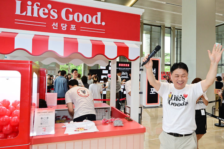 [서울=뉴시스] 류재철 LG전자 대표이사 사장이 지난 13일 서울 여의도 LG트윈타워에서 열린 '라이프스굿 데이'에서 임직원들과 인사하고 있다. (사진=LG전자 제공) 2026.07.15. photo@newsis.com *재판매 및 DB 금지