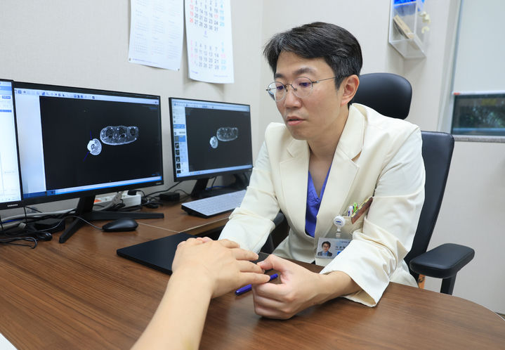 [서울=뉴시스] 15일 삼성서울병원에 따르면 이경태 성형외과 교수, 이은송 전공의 연구팀은 피부과와 함께 손발톱 흑색종이 피부 아래로 깊이 침습된 환자라도 뼈 침범만 없다면 손·발가락을 절단하지 않고 기능을 보존하는 수술이 가능하다는 연구 결과를 밝혔다. (사진=삼성서울병원 제공) 2026.07.15. photo@newsis.com *재판매 및 DB 금지