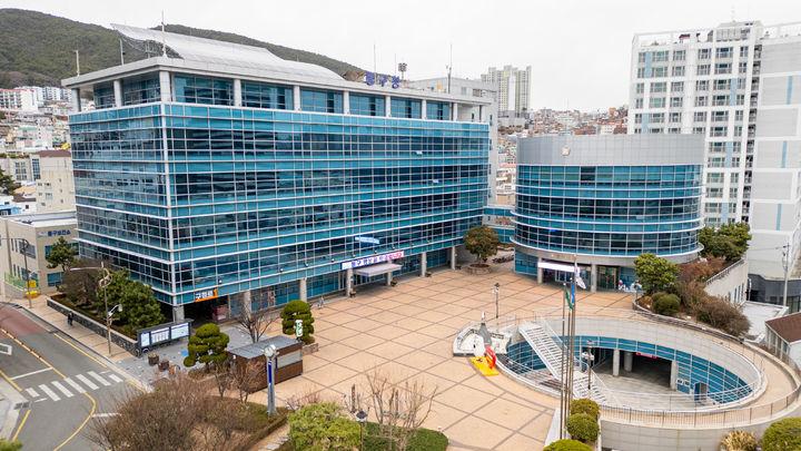 [부산=뉴시스] 부산 동구청(왼쪽), 동구의회 전경. (사진=동구청 제공) photo@newsis.com 