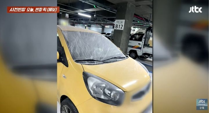[서울=뉴시스] 서울의 한 공영주차장에서 10대 학생이 타인의 차량에 무차별적으로 소화기를 분사해 하얀 분말로 뒤덮인 피해 차량의 모습이다. (사진 출처=JTBC '사건반장' 캡처)