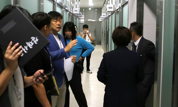 [청주=뉴시스] 서주영 기자 = 경찰이 15일 C청주시의원의 집무실에서 압수수색을 하고 있다. 2026.07.15. juyeong@newsis.com&nbsp; *재판매 및 DB 금지