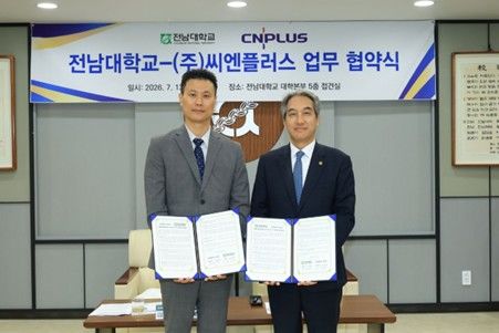 정상옥 씨엔플러스 대표(왼쪽)와 이근배 전남대학교 총장(오른쪽)이 업무협약식에서 기념촬영하고 있다. (사진=씨엔플러스) *재판매 및 DB 금지
