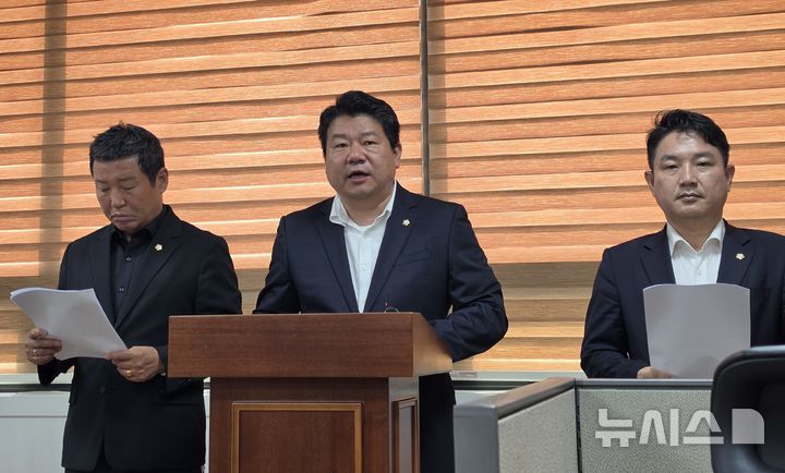 [울산=뉴시스] 박수지 기자 = 국민의힘 강동효·임채윤·사덕민 울산 동구의회 의원들이 15일 오전 동구청 프레스센터에서 기자회견을 열고 민주당을 향해 비판의 목소리를 내고 있다. 2026.07.15. photo@newsis.com