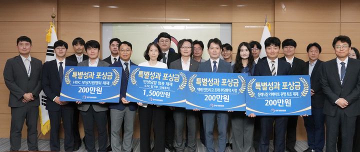 [세종=뉴시스] 공정거래위원회가 민생 안정에 기여한 대형 담합 사건을 적발한 조사팀 등에 총 2100만원의 특별성과 포상금을 지급했다. 역대 최대 규모 과징금을 부과한 밀가루 담합 사건 전담조사팀에 포상금 1500만원이 돌아갔다. (사진 = 공정위 제공) 2026.07.15. *재판매 및 DB 금지