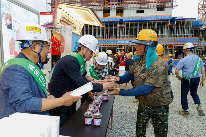 [서울=뉴시스] 황상하 서울주택도시개발공사(SH) 사장이 마곡 16단지 건설 현장에서 근로자에게 시원한 음료와 기념품을 전달하고 있다. (사진=서울주택도시개발공사 제공) 2026.07.15. photo@newsis.com *재판매 및 DB 금지